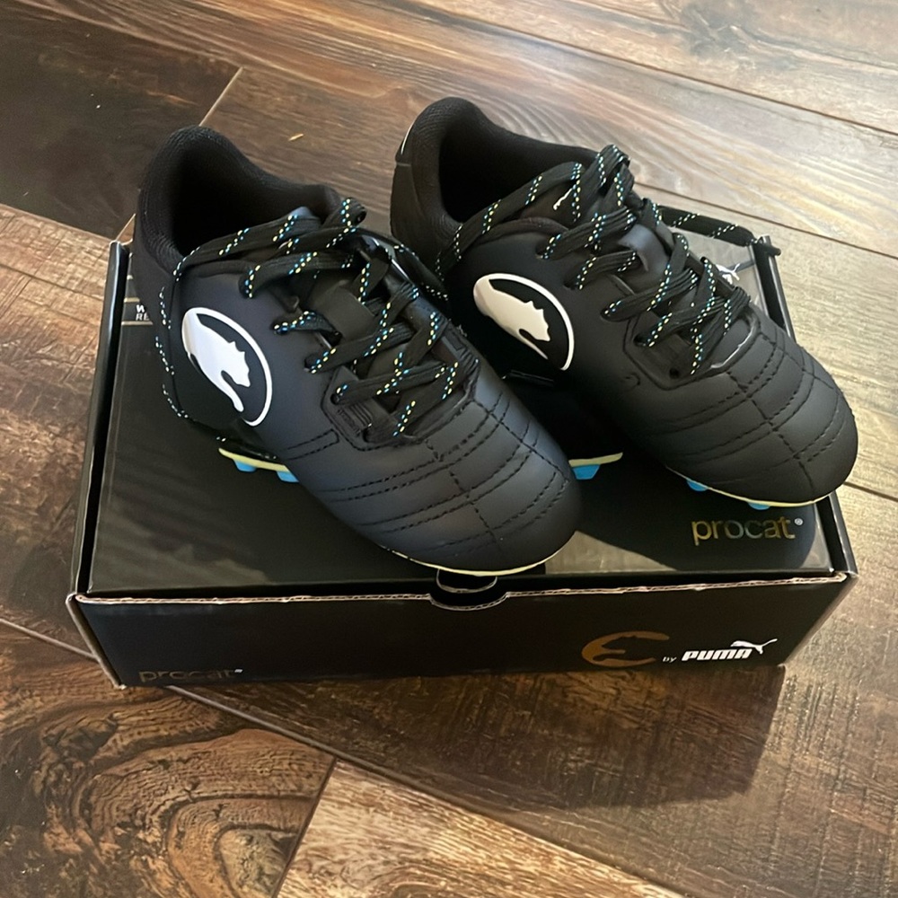 NWT Puma ProCat kids soccer cleats - size 11